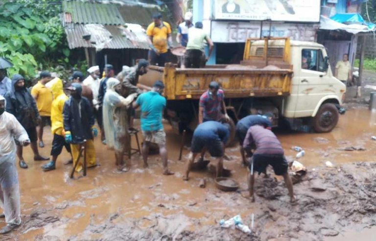 डॉ श्री नानासाहेब धर्माधिकारी प्रतिष्ठाणच्या श्रीसदस्यांची महाड पूरग्रस्त भागात स्वच्छता मोहीम