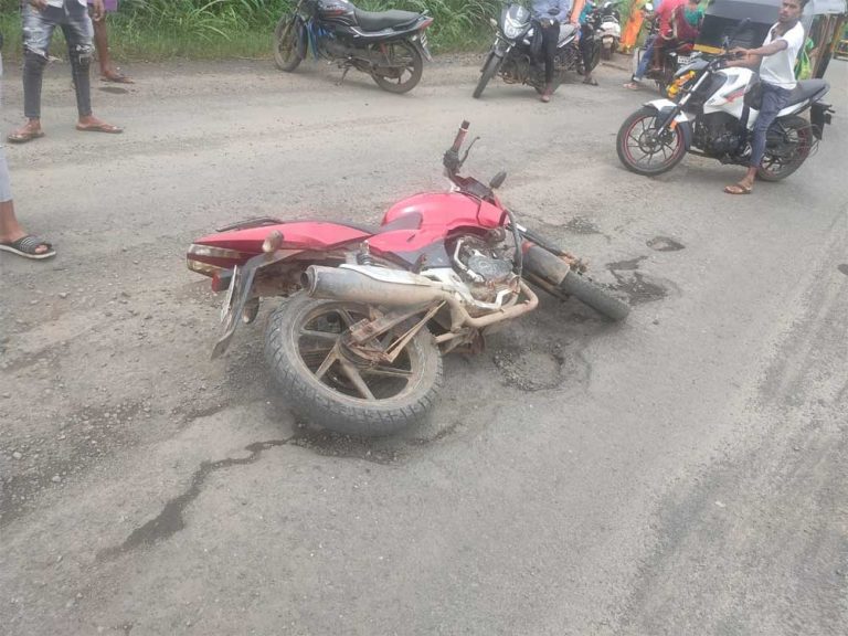 भिवंडीत खड्ड्यांमुळे दुचाकीस्वाराचा अपघात ; तीन जण जखमी