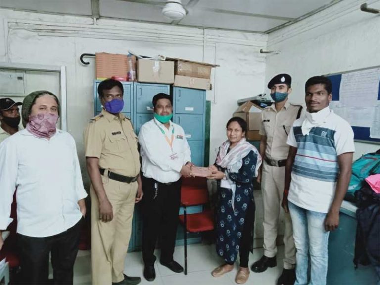 नेरळमधे पैशाने भरलेली पर्स रेल्वे कर्मचाऱ्यांनी केली परत! सीसीटीसी विनोद दळवी यांचाच प्रामाणिकपणाचे कौतुक!