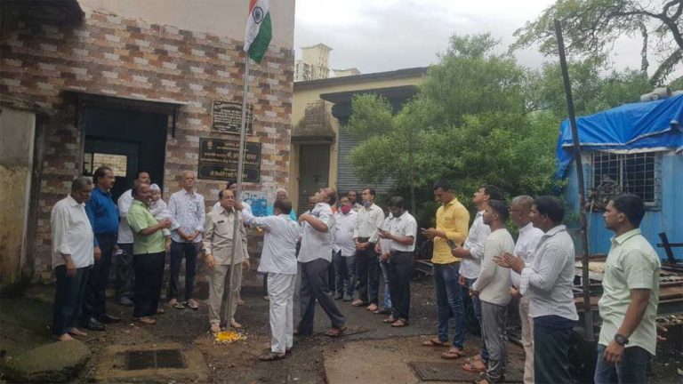 लक्ष्मी नारायण व्यायाम शाळेत ध्वजारोहण कार्यक्रम संपन्न