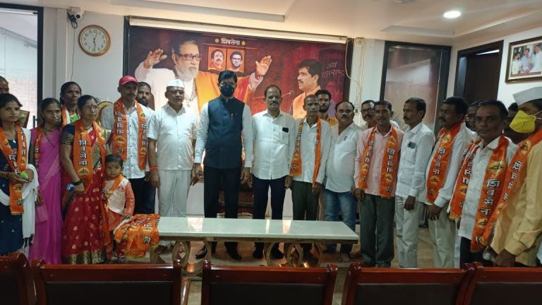 कर्जतमधील नांदगाव व ओलमण येथिल शेतकरी कामगार पक्ष व राष्ट्रवादीच्या कार्यकर्त्यांचा शिवसेनेत जाहीर प्रवेश!!!! आमदारांचा उपस्थितीत निवासस्थानी झाला प्रवेश!