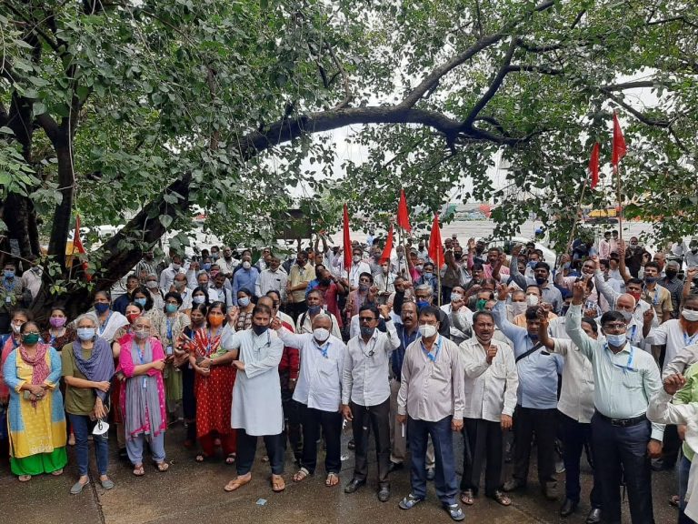 मुंबई पोर्ट ट्रस्ट प्रशासनाविरुद्ध गोदी कामगारांची इंदिरा गोदीत प्रचंड निदर्शने