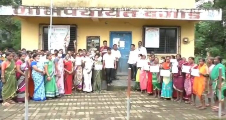 भिवंडीत लाखो रुपयांवर डल्ला मारणाऱ्या ग्रामसेविकेस निलंबित करण्याच्या मागणीसाठी ग्रामस्थांनी ठोकले ग्रामपंचायत कार्यालयास ठोकले टाळे…