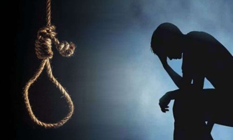 कर्जबाजारी शेतकऱ्याच्या मुलीची आत्महत्या