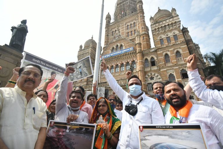 भाजपाचे महापालिका मुख्यालयामसोर खड्डा स्पर्धा प्रदर्शन