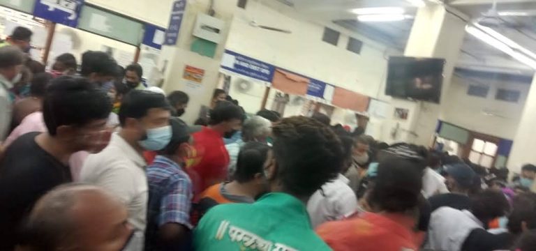 पालिकेच्या ढिसाळ नियोजनामुळे के ई एम मध्ये एकाच ठिकाणी तुफान गर्दी; कोरोनाला आमंत्रण -नोंदणी विभाग नंबर सोळा पोटात येतोय भीतीचा गोळा
