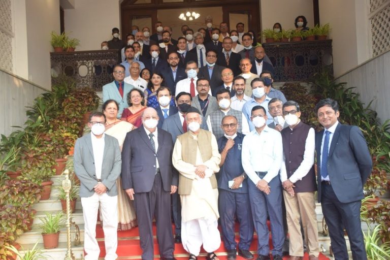 करोनाचा मृत्युदर नियंत्रणात ठेवण्यात डॉक्टरांचे योगदान अद्भुत’ – राज्यपाल भगतसिंह कोश्यारी —           कृतज्ञता सोहळ्यात राज्यपालांकडून नामवंत डॉक्टरांचा राजभवन येथे सत्कार-