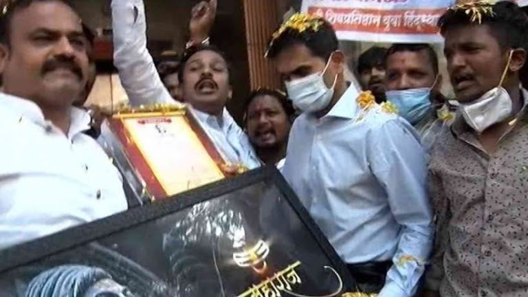 समीर वानखेडे यांच्यावर फुले उधळून सत्कार