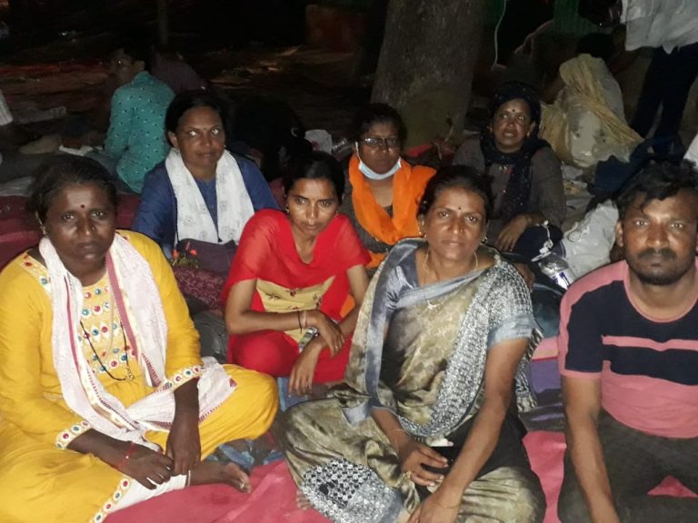 पावसाला न जुमानता आन्दोलक संपावर ठाम -आज सरकारचे तेरावे घालत केला निषेध