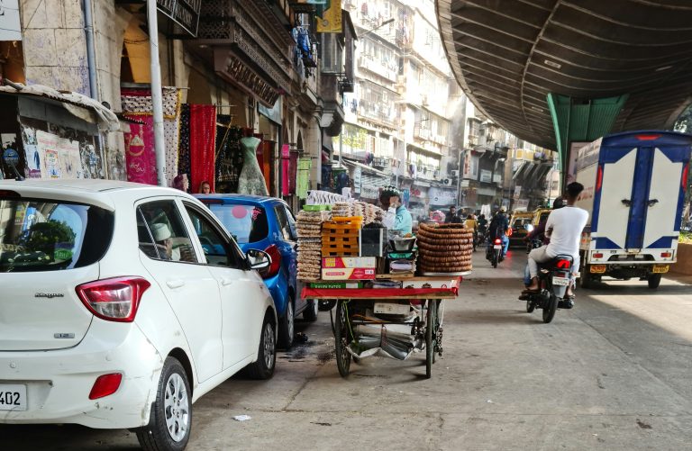 पालिका बी विभाग अधिकाऱ्यांच्या आशीर्वादाने मोहंमद अली रोडचे रस्ते चारचाकी फेरीवाल्यांनी बळकावले- अतिक्रमण निर्मूलन खाते झोपत ?