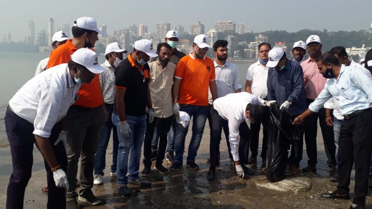 गिरगाव चौपाटी येथे मनसेची स्वच्छता मोहिम