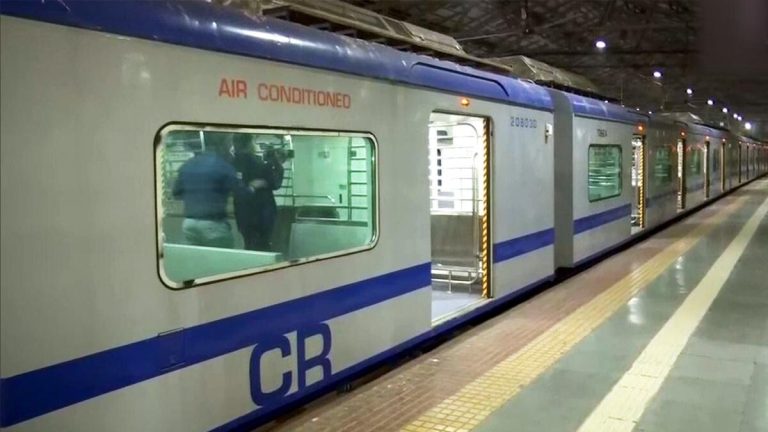 ए सी लोकल अर्थात पांढरा हत्तीवर प्रवाशांची दगडफेक