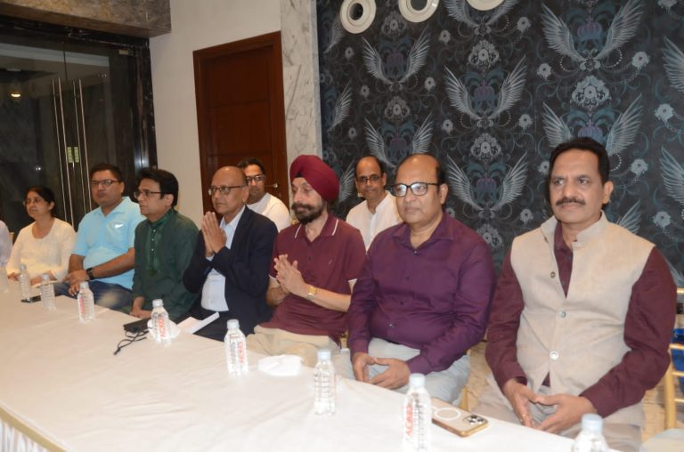 कामगार दिनानिमित्त झिवोन को ऑप हौ.सोसायटी मधील कर्मचाऱ्यांचा सत्कार