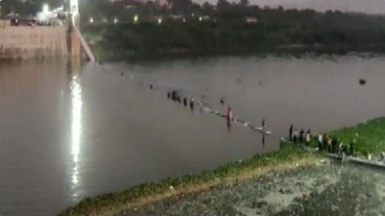 झुलता पूल नदीत कोसळून ५२ ठार