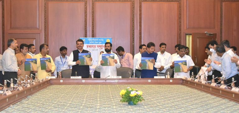 समग्र रायगड” कॉफी टेबल बुकचे मुख्यमंत्री,उपमुख्यमंत्र्यांच्या हस्ते प्रकाशन