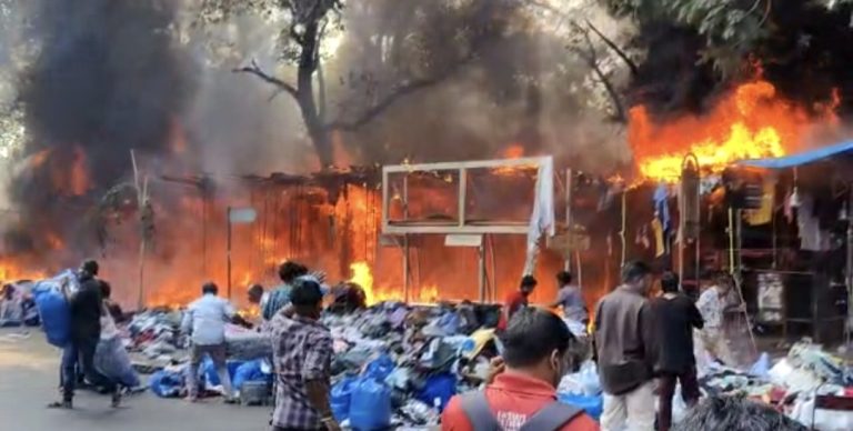 फॅशन स्ट्रीटचां आगीतून भ्रष्टाचाराचा धूर