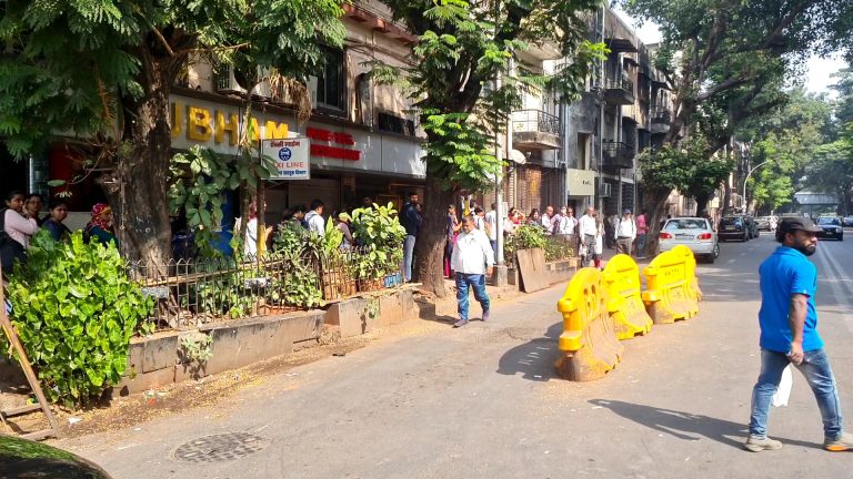 दादर रेल्वे स्थानकात टॅक्सीवाले आणि वाहतूक पोलिसांची मुजोरी