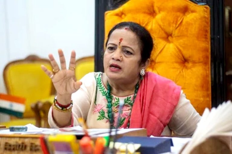 किशोरी पेडणेकर याना एस.आर.ए. च दणका- वरळीतील चार सदनिका जप्त होणार