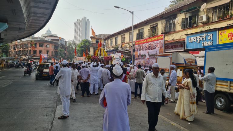 मुंबई विठ्ठल नामाच्या गजराने दुमदुमली दिंड्या- पताकांचे भार, घोड्याचे गोल रिंगण