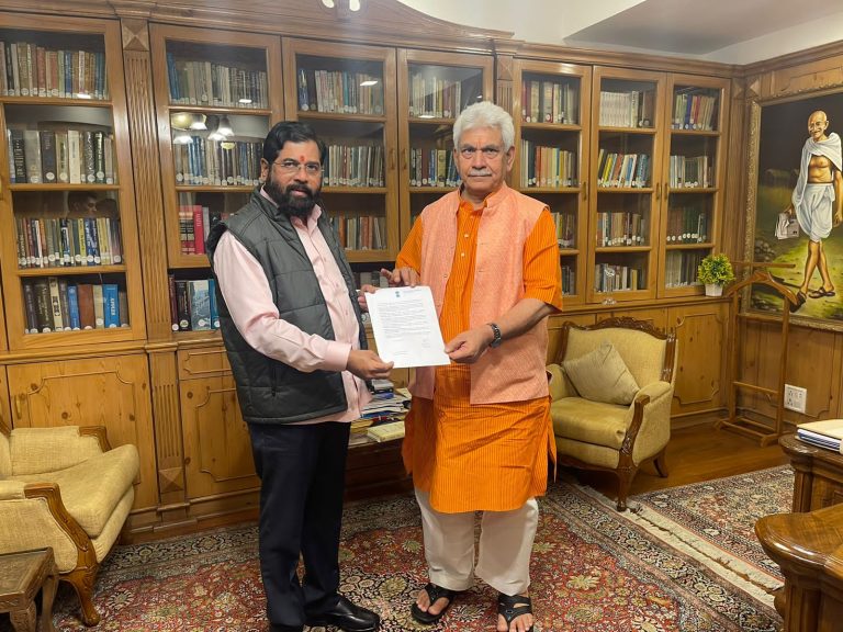 श्रीनगर येथे महाराष्ट्र भवनासाठी जागा देण्याची मुख्यमंत्र्यांची लेफ्टनंट गव्हर्नर यांना विनंती