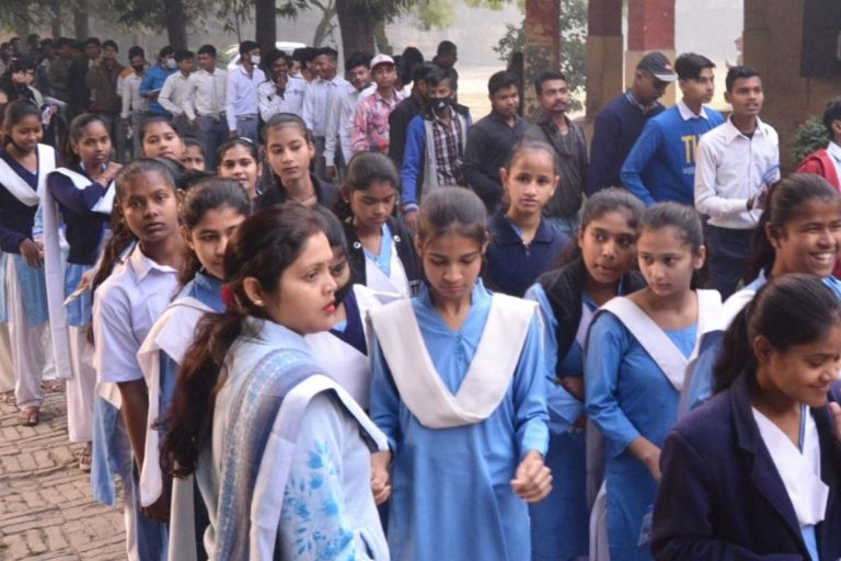 ठराविक दुकानातून मुलांचे गणवेश घेण्याचीसक्ती करणाऱ्या शाळांवर कारवाई करणार