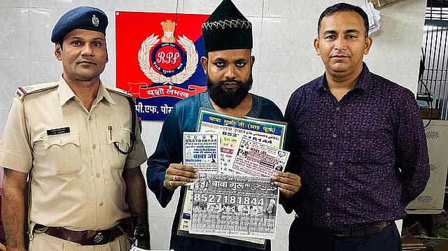 लोकल ट्रेन मधील वशीकरणाच्या जाहिराती प्रकरणी बाबा बंगालीला अटक