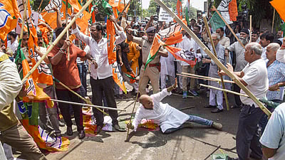 विदेशी पाहुण्यांसमोर काँग्रेसचे टॉपलेस गैरवर्तन -काँग्रेस विरुद्ध भाजपाचे देशभर आंदोलन