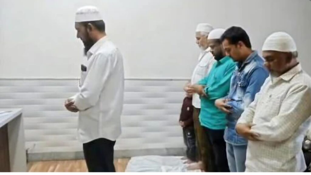 धक्कादायक! मालेगाव पालिका कार्यालयात नमाज पठण