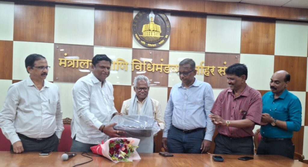 अधिस्वीकृती पत्रिका देणारे संजय महाले निवृत्त