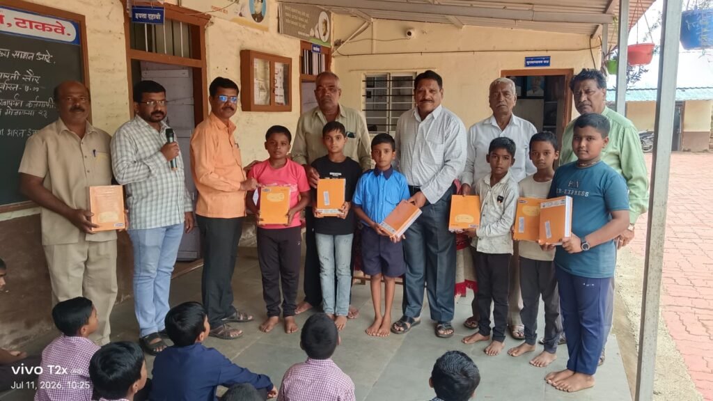 टाकवे हायस्कूल: मोहिते यांची पाचवीतील सर्व विद्यार्थ्यांना वह्या वाटप”