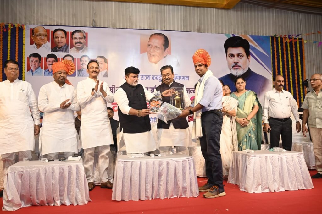 कबड्डी दिनी आठवणींचा जल्लोष, सन्मानांचा वर्षावपाटील, खटावकर यांना जीवनगौरव; मंगेश वरवडेकर यांचाही गौरव