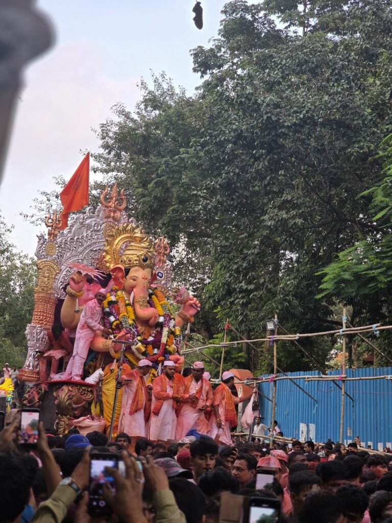 मुंबईत बाप्पाला भावपूर्ण निरोप; गिरगाव चौपाटीवर लोटला भाविकांचा अथांग सागर!