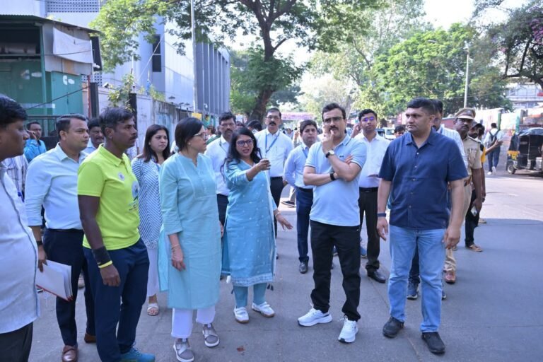 महानगरपालिका आयुक्त श्रीमती अश्विनी भिडे यांच्याकडून सांताक्रुझ-विलेपार्ले परिसरात ‘पादचारी प्रथम’ अभियानाची पाहणी