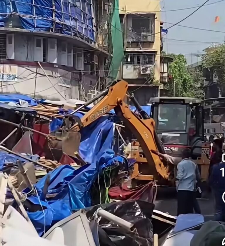 फोर्टमधील मनीष मार्केट परिसरावर पालिकेचा हातोडा; ९२ अनधिकृत स्टॉल्सवर धडक कारवाई