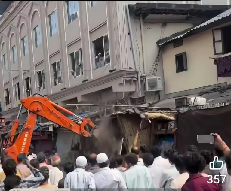 नळबाजार हादरला! ट्रान्सफॉर्मर आगीच्या पार्श्वभूमीवर पालिकेचा धडक ‘हातोडा’; फुटपाथवरील अनधिकृत शेड्स जप्त